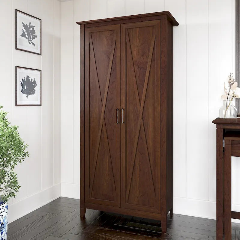 Armoire haute de rangement avec 2 portes et étagères réglables, en Chêne blanc pur / Merisier / Gris Cap Cod / Gris délavé / Chêne blanc lin / Gris Shiplap / Pin recyclé de ferme