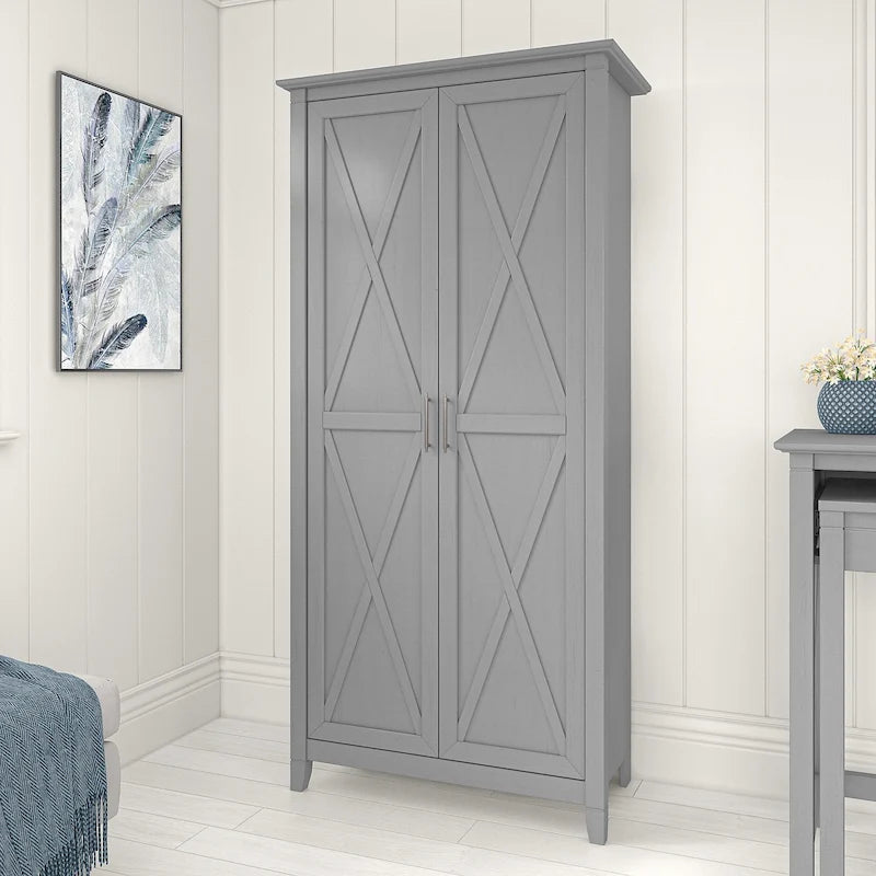 Armoire haute de rangement avec 2 portes et étagères réglables, en Chêne blanc pur / Merisier / Gris Cap Cod / Gris délavé / Chêne blanc lin / Gris Shiplap / Pin recyclé de ferme