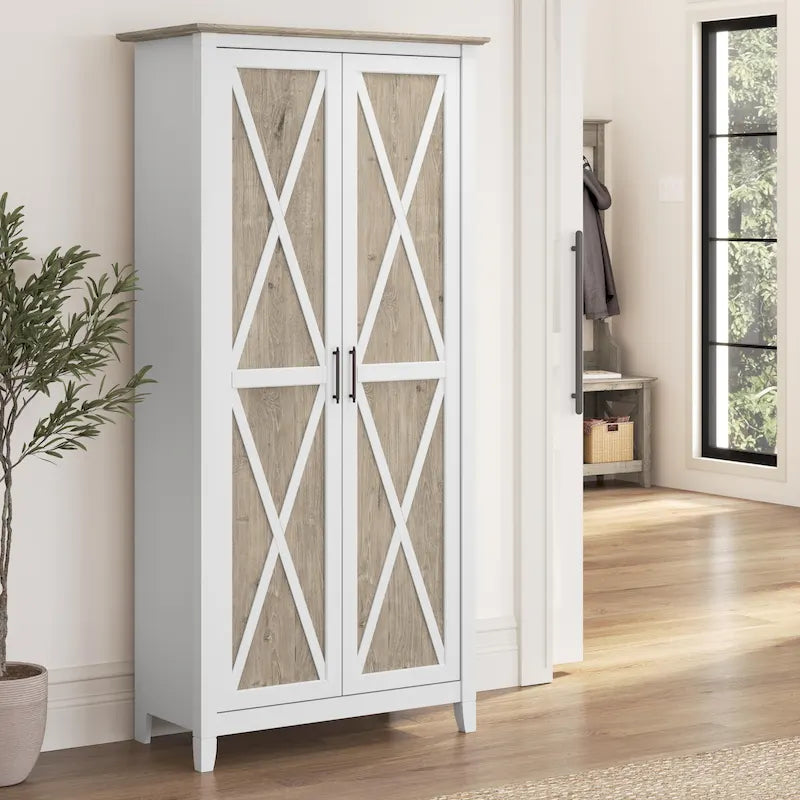 Armoire haute de rangement avec 2 portes et étagères réglables, en Chêne blanc pur / Merisier / Gris Cap Cod / Gris délavé / Chêne blanc lin / Gris Shiplap / Pin recyclé de ferme