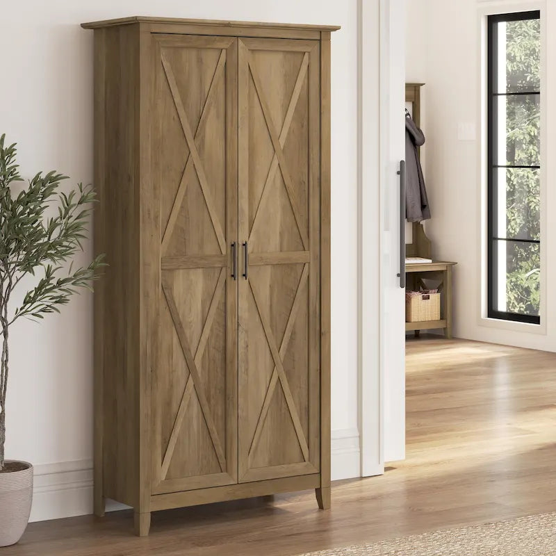 Armoire haute de rangement avec 2 portes et étagères réglables, en Chêne blanc pur / Merisier / Gris Cap Cod / Gris délavé / Chêne blanc lin / Gris Shiplap / Pin recyclé de ferme