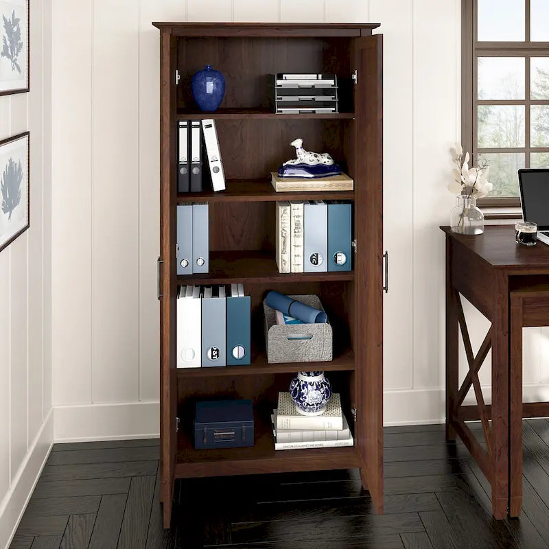 Armoire haute de rangement avec 2 portes et étagères réglables, en Chêne blanc pur / Merisier / Gris Cap Cod / Gris délavé / Chêne blanc lin / Gris Shiplap / Pin recyclé de ferme