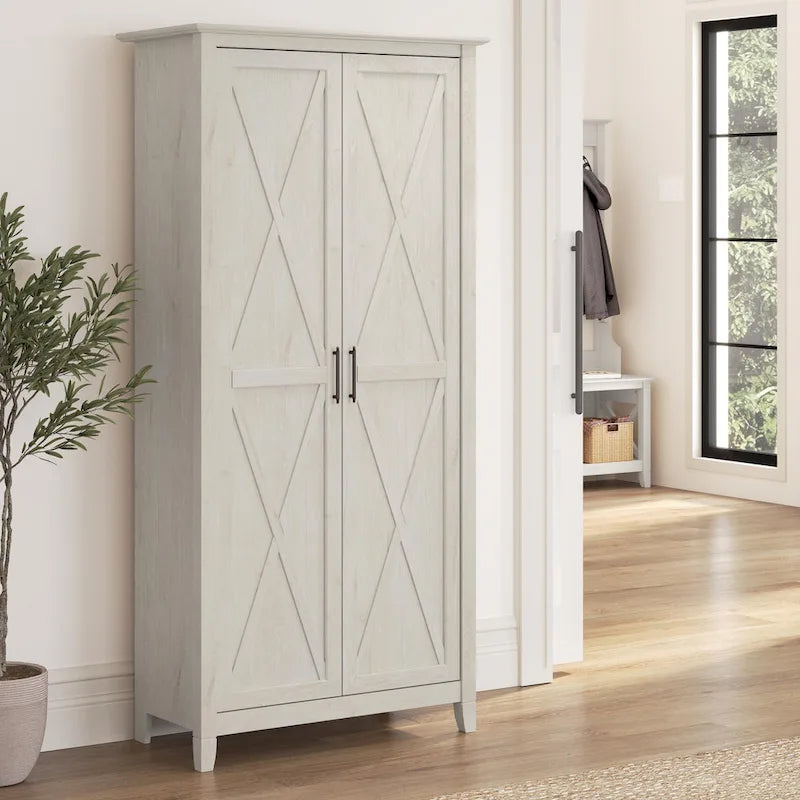 Armoire haute de rangement avec 2 portes et étagères réglables, en Chêne blanc pur / Merisier / Gris Cap Cod / Gris délavé / Chêne blanc lin / Gris Shiplap / Pin recyclé de ferme