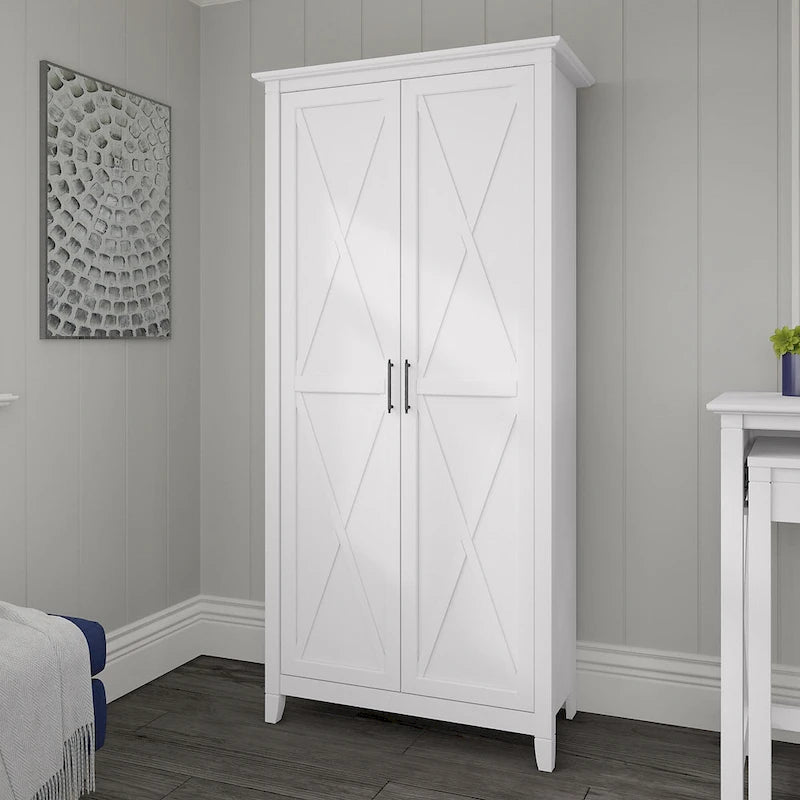 Armoire haute de rangement avec 2 portes et étagères réglables, en Chêne blanc pur / Merisier / Gris Cap Cod / Gris délavé / Chêne blanc lin / Gris Shiplap / Pin recyclé de ferme
