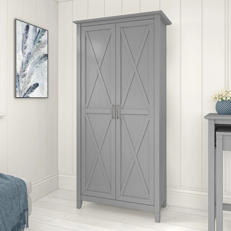 Armoire haute de rangement avec 2 portes et étagères réglables, en Chêne blanc pur / Merisier / Gris Cap Cod / Gris délavé / Chêne blanc lin / Gris Shiplap / Pin recyclé de ferme