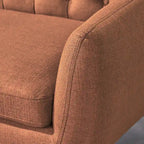 Petit canapé moderne du milieu du siècle en polyester orange/gris/bleu avec dossier capitonné et pieds en bois inclinés - 2 places