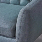 Petit canapé moderne du milieu du siècle en polyester orange/gris/bleu avec dossier capitonné et pieds en bois inclinés - 2 places