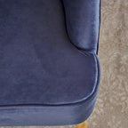 Fauteuil club moderne en velours cobalt/étain/bleu marine/noir/mûre avec pieds en bouleau noyer - Usage unique