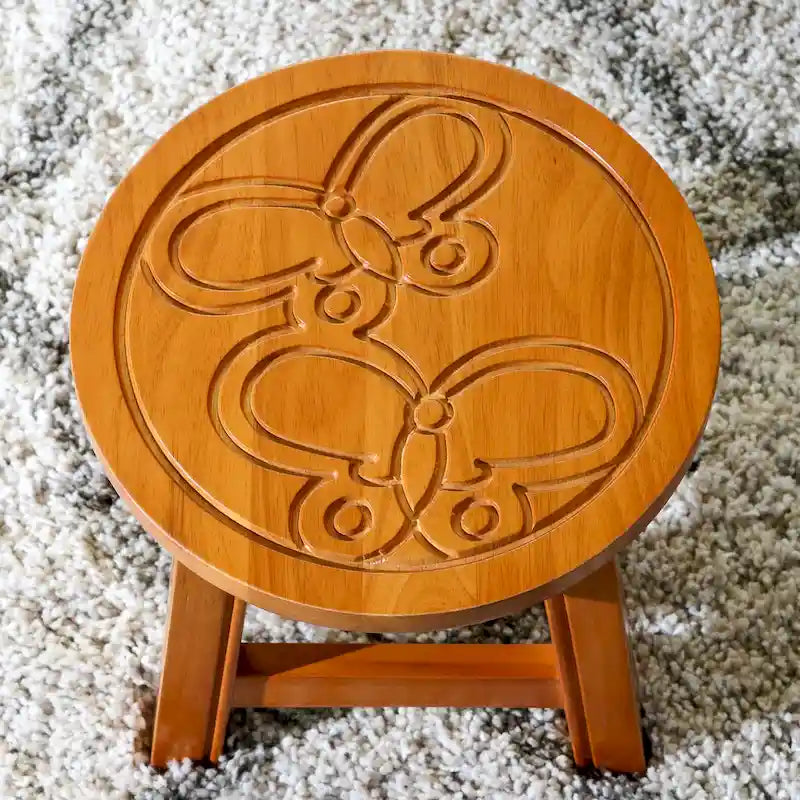 Marchepied en Hévéa sculpté avec motif – Blanc Antique / Cerise / Expresso / Naturel – Usage unique