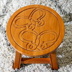 Marchepied en Hévéa sculpté avec motif – Blanc Antique / Cerise / Expresso / Naturel – Usage unique