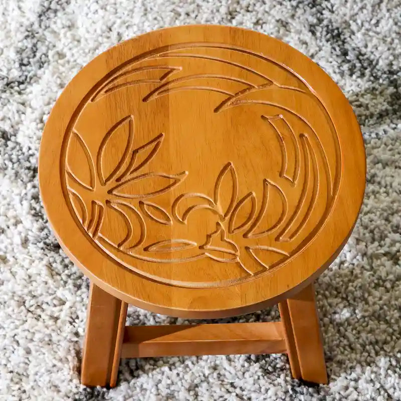 Marchepied en Hévéa sculpté avec motif – Blanc Antique / Cerise / Expresso / Naturel – Usage unique