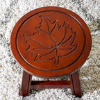 Marchepied en Hévéa sculpté avec motif – Blanc Antique / Cerise / Expresso / Naturel – Usage unique