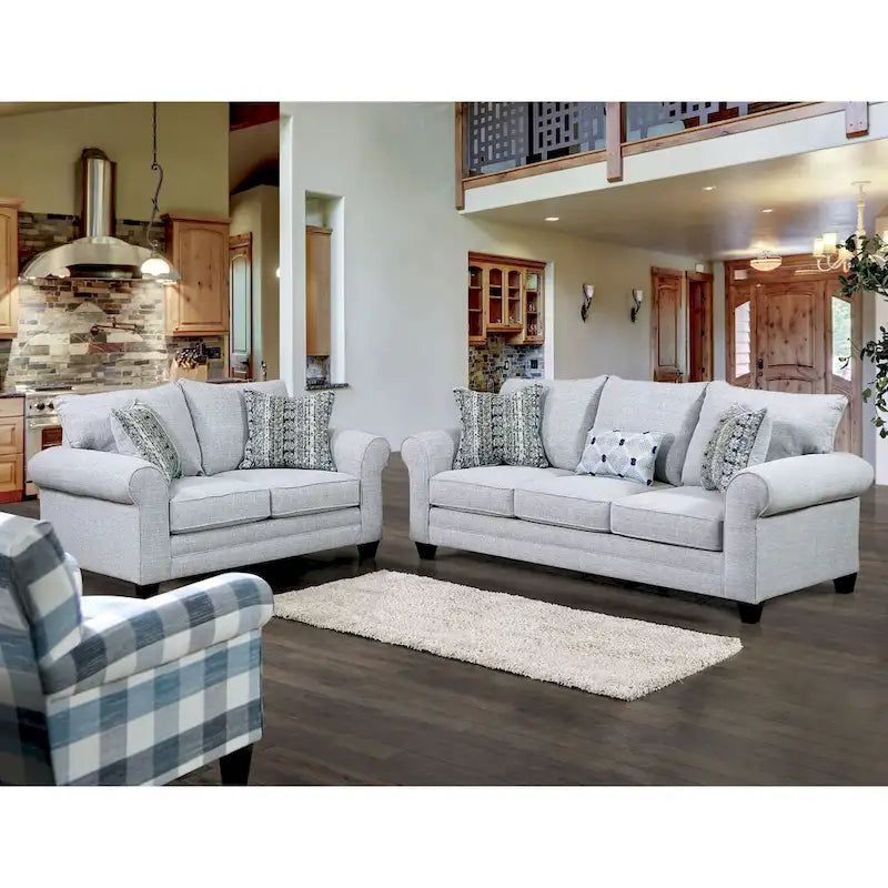 Causeuse en tissu d'aspect lin gris de style transitionnel avec accoudoirs roulés et coussins décoratifs – 2 places