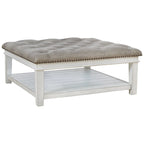 Table basse ottomane carrée capitonnée en similicuir blanc avec étagère inférieure - Usage unique