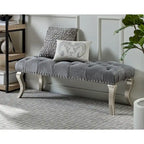 Banc tapissé capitonné argent / gris avec garniture cloutée et pieds de style Queen Anne - 2 personnes