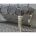 Banc tapissé capitonné argent / gris avec garniture cloutée et pieds de style Queen Anne - 2 personnes