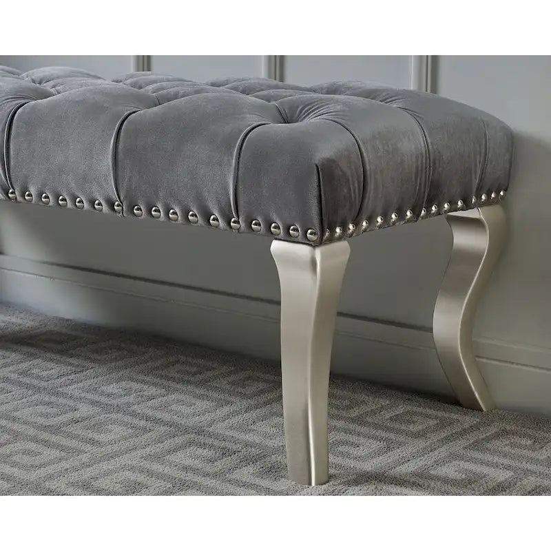 Banc tapissé capitonné argent / gris avec garniture cloutée et pieds de style Queen Anne - 2 personnes