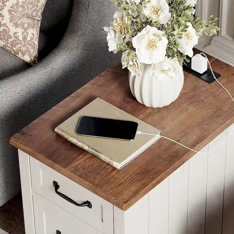 Table d'appoint moderne en chêne avec station de recharge et porte d'armoire - Lot de 2
