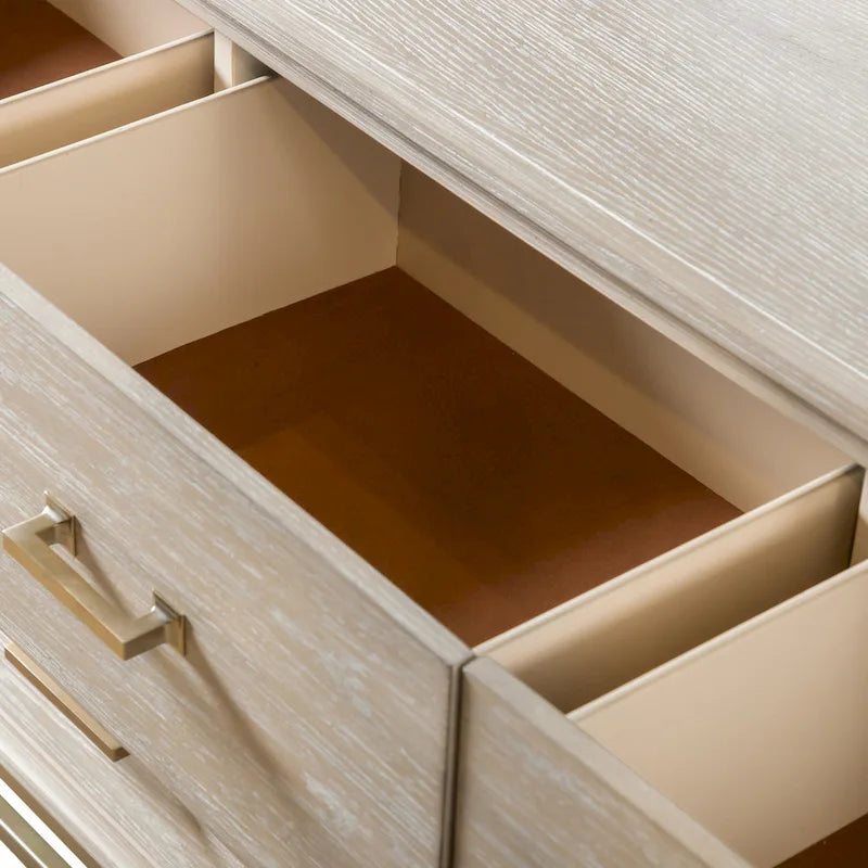 Commode de style transitionnel en bois massif chêne clair à 7 tiroirs avec pieds en métal doré - Usage unique