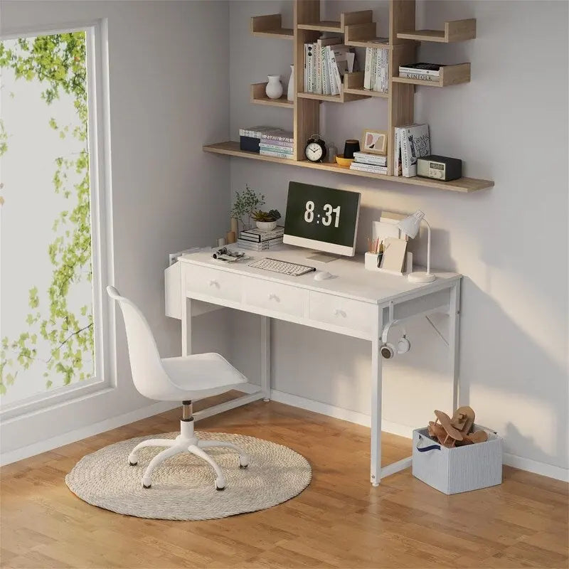 Bureau informatique compact blanc avec 3 tiroirs en tissu ouverts et des supports en acier - Usage unique