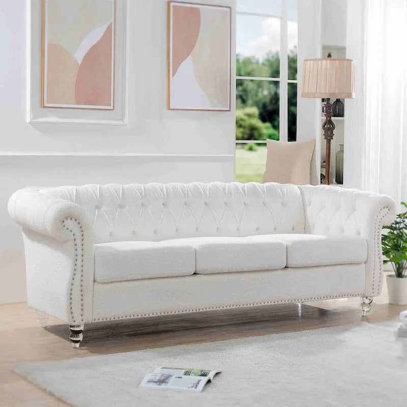 Canapé 3 places blanc de style Chesterfield avec accoudoirs roulés et clous argentés - Convient pour 3 personnes