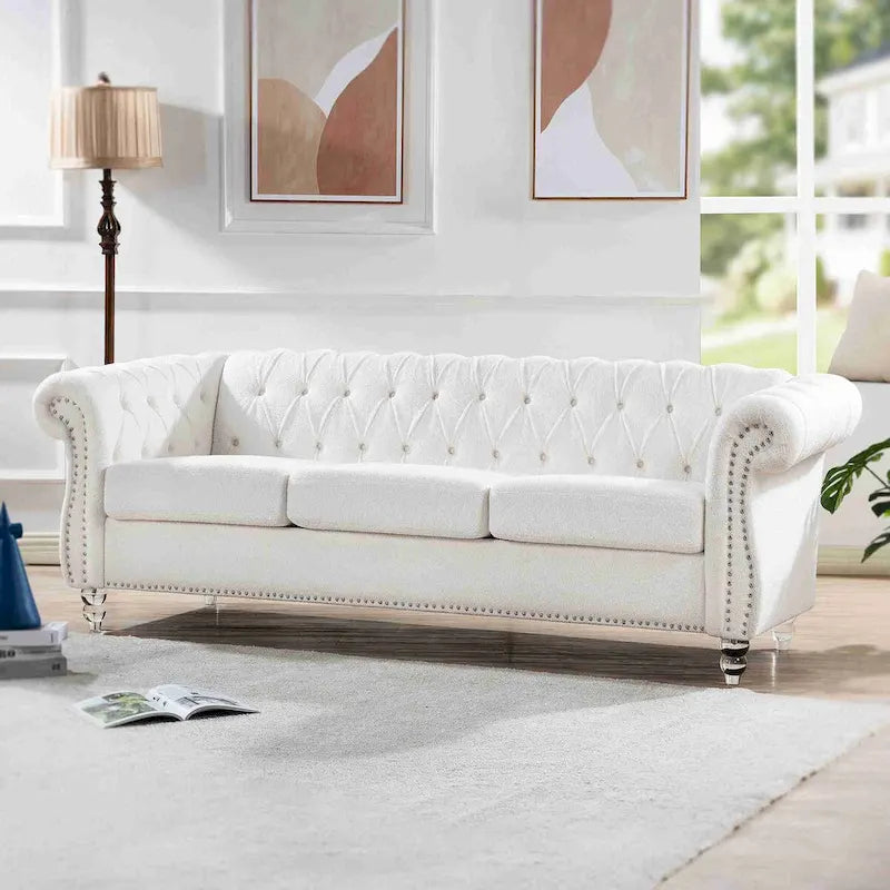 Canapé 3 places blanc de style Chesterfield avec accoudoirs roulés et clous argentés - Convient pour 3 personnes
