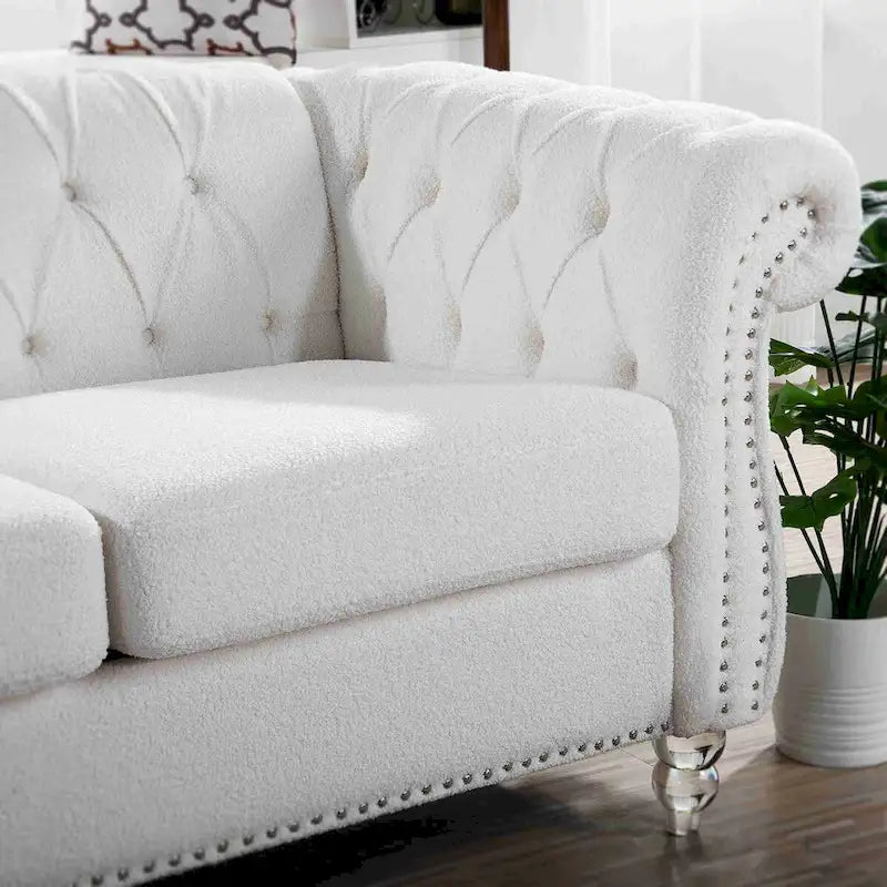 Canapé 3 places blanc de style Chesterfield avec accoudoirs roulés et clous argentés - Convient pour 3 personnes