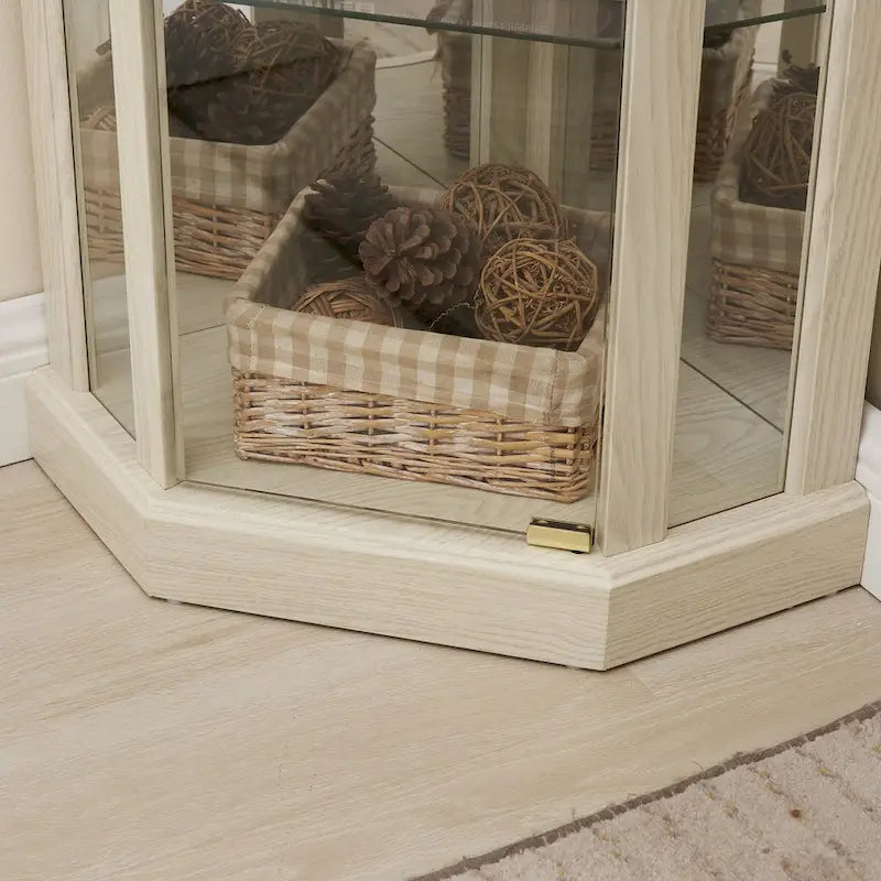 Vitrine d'angle éclairée en cerisier/chêne/blanc avec portes en verre et étagères réglables - Utilisation unique