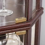 Vitrine d'angle éclairée en cerisier/chêne/blanc avec portes en verre et étagères réglables - Utilisation unique